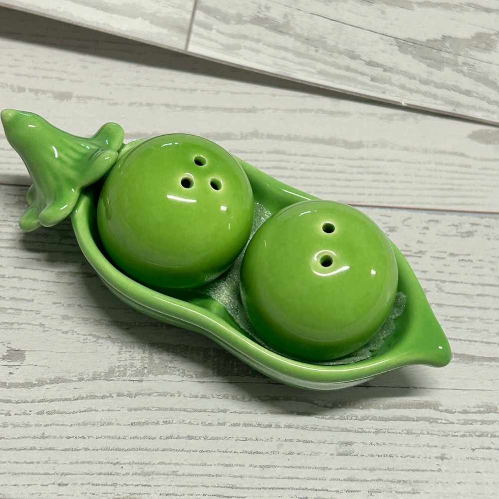 NIP Green Two Peas in a Pod Salt & Pepper Shaker Set Kate Aspen shakers 3 pc set